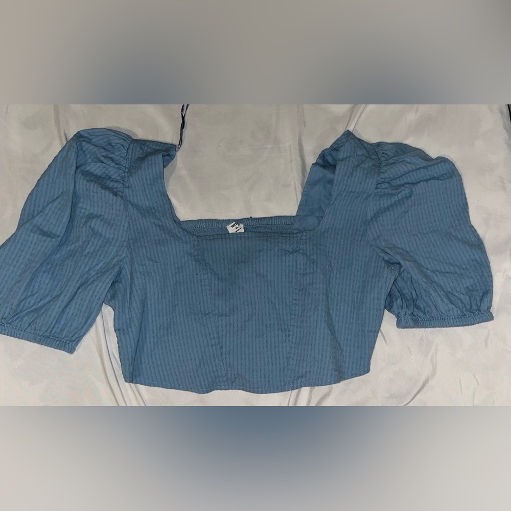 Cropped blue puff sleeve top